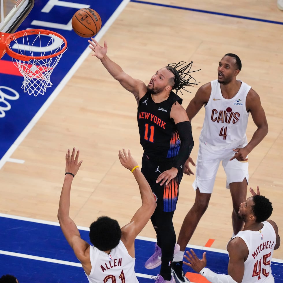 Jalen Brunson, de los Knicks de Nueva York, sumó 19 puntos y 14 asistencias en la victoria ante los Cavaliers en el segundo juego de la serie.
