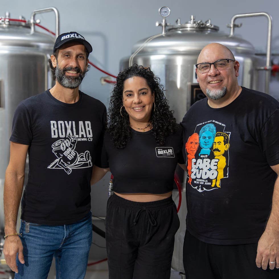 La adquisición de una fábrica de cerveza en Aguadilla, redefinió la ruta empresarial de Jorge Castro Ramos y René Pérez Martínez en 2018. Junto a ellos, la gerente general y socia Nikole Negrón.