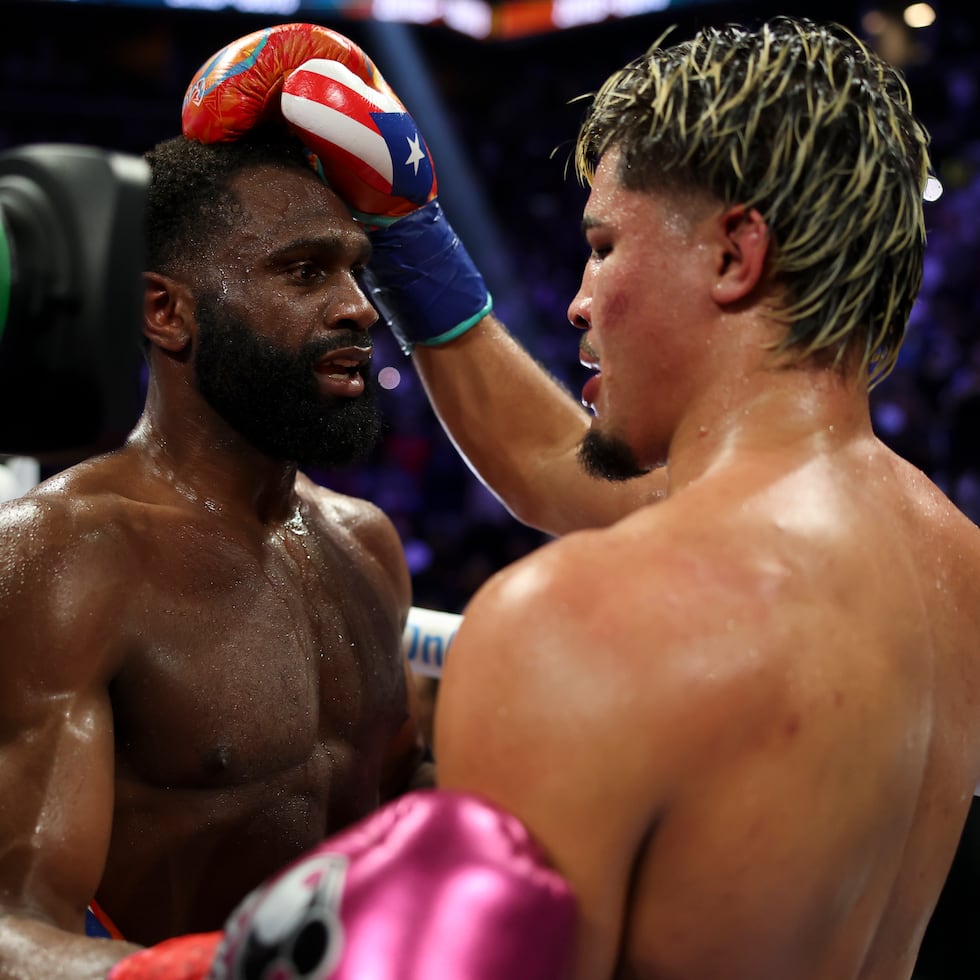 Xander Zayas (derecha) y Jaron Ennis (izquierda) se felicitaron luego de la pelea.