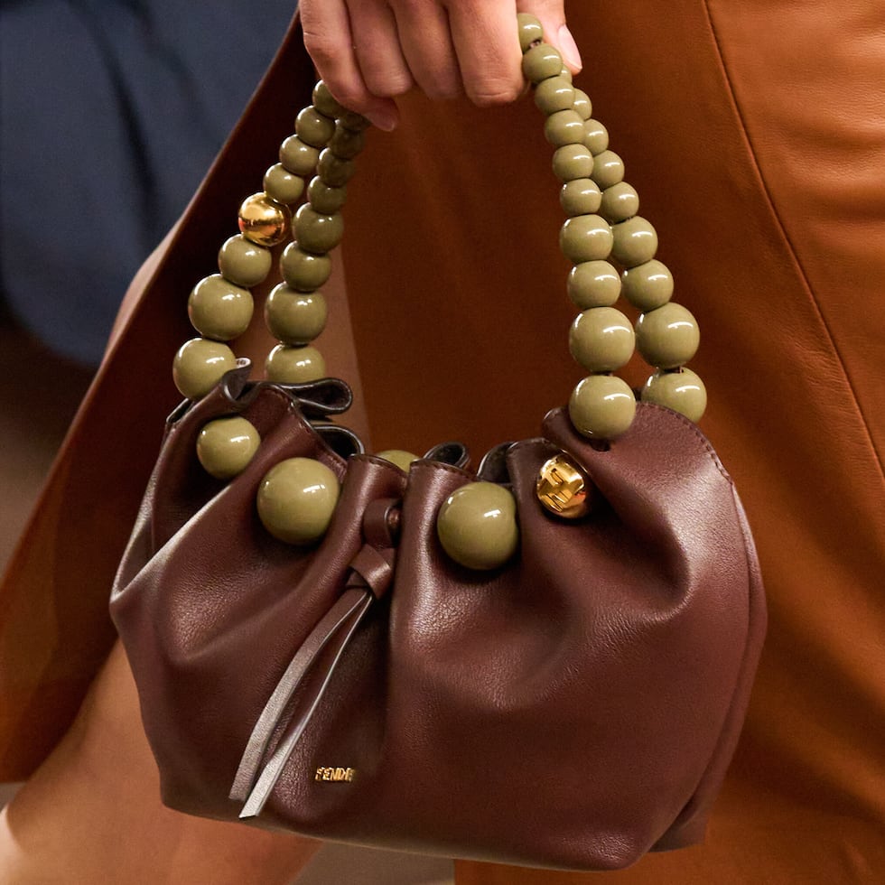 Los detalles en cuentas añaden un look creativo y con aires artesanales.
