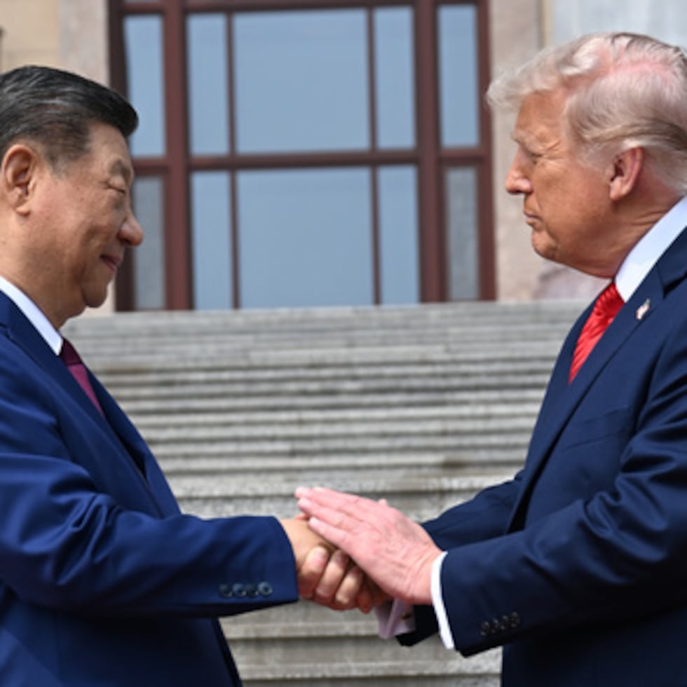 El presidente chino, Xi Jinping (izquierda), estrecha la mano del presidente estadounidense, Donald Trump, en el Gran Salón del Pueblo de Pekín, el jueves 14 de mayo.