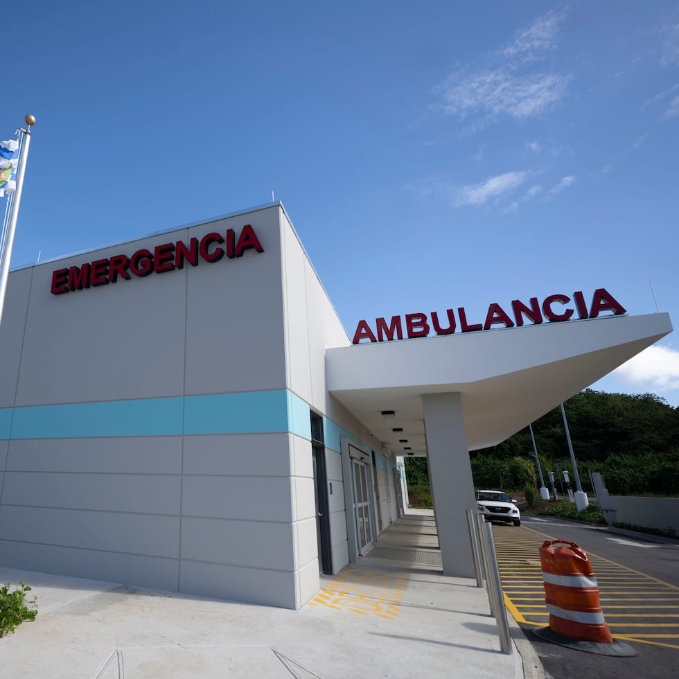 El nuevo hospital ha tenido un costo aproximado de $85.6 millones y su construcción inició en octubre de 2023, con la expectativa de abrir en 2025, pero se ha retrasado.