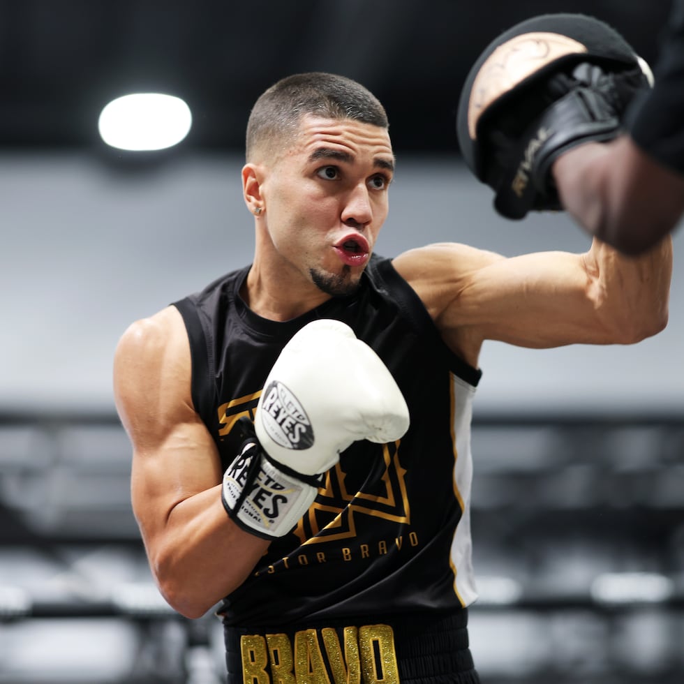 Néstor Bravo participó de un entrenamiento público de cara a su pelea titular ante el campeón interino Isaac “Pitbull” Cruz.