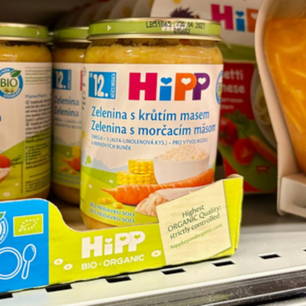 Vista de alimentos infantiles HIPP en una gondola en Ceske Budejovice, República Checa.