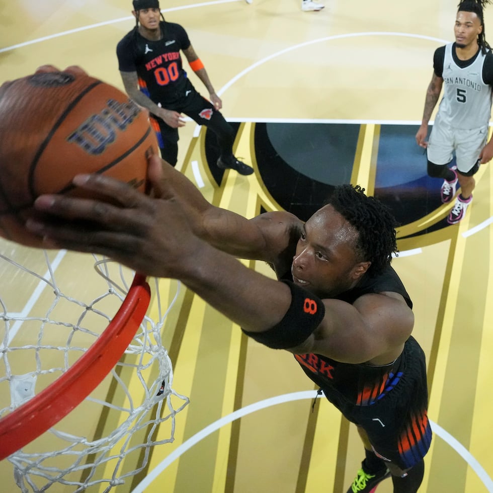 Og Anunoby, de los Knicks de Nueva York, donquea en la final de la Copa NBA ante los Spurs de San Antonio, el martes en Las Vegas.