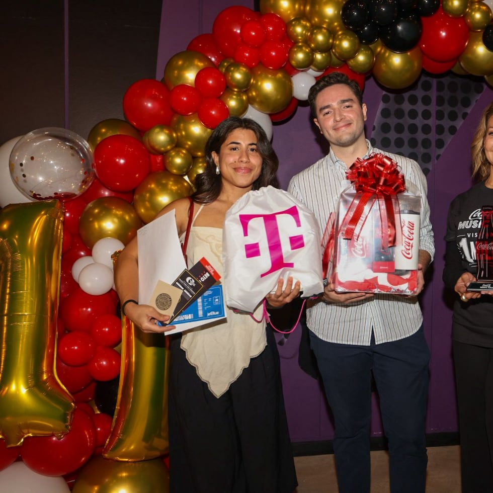 Natalia Laguna, fue la visitante un millón en la sala del Coca-Cola Music Hall. En la foto, junto a su acompañante y Arleene Pérez, gerente general del Coca-Cola Music Hall.