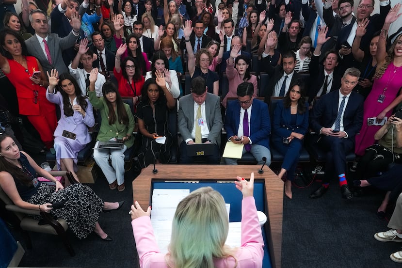 La secretaria de prensa de la Casa Blanca, Karoline Leavitt, habla con los periodistas en la sala de prensa James Brady de la Casa Blanca, el jueves 16 de julio de 2026, en Washington. (Foto AP/Julia Demaree Nikhinson)