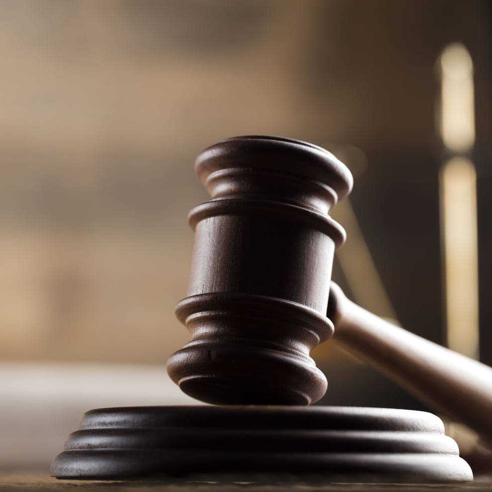 Según la Policía, la madre del menor llamó al Sistema de Emergencias 9-1-1 tras llegar al hogar y encontrarlo herido de arma blanca.