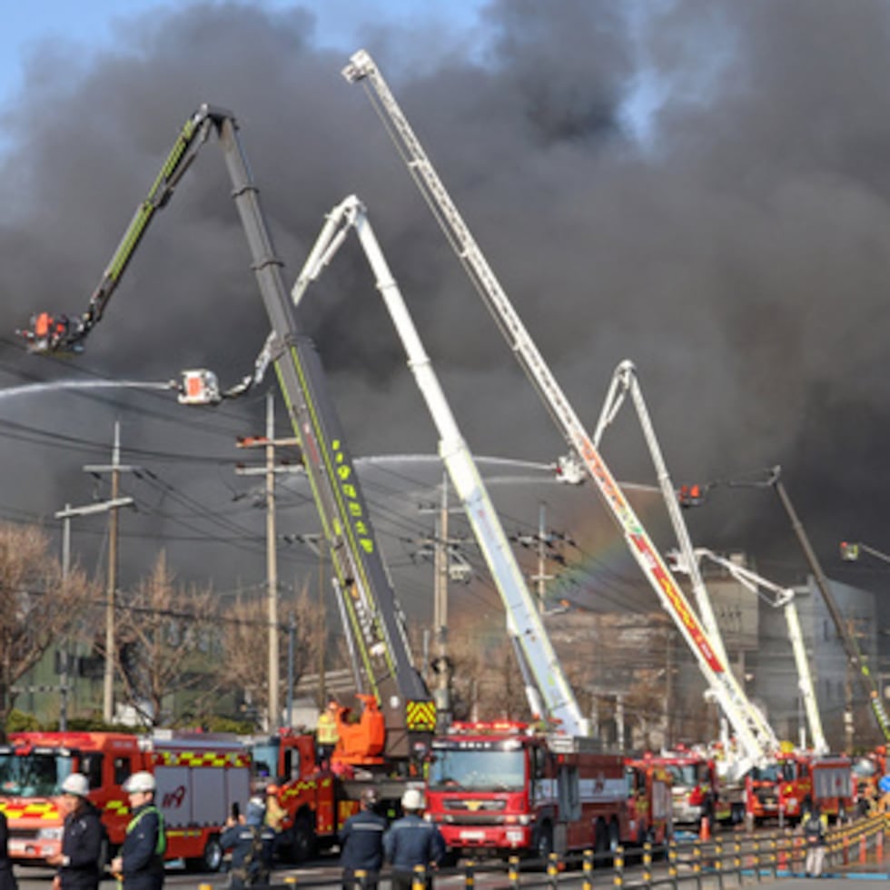 Un humo negro sale de una planta de piezas de automóviles.