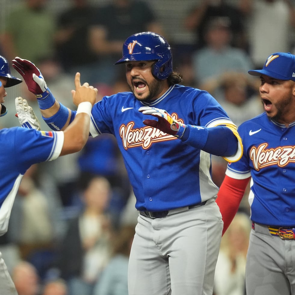 Eugenio Suárez celebra un jonrón en el cuarto episodio ante Italia.