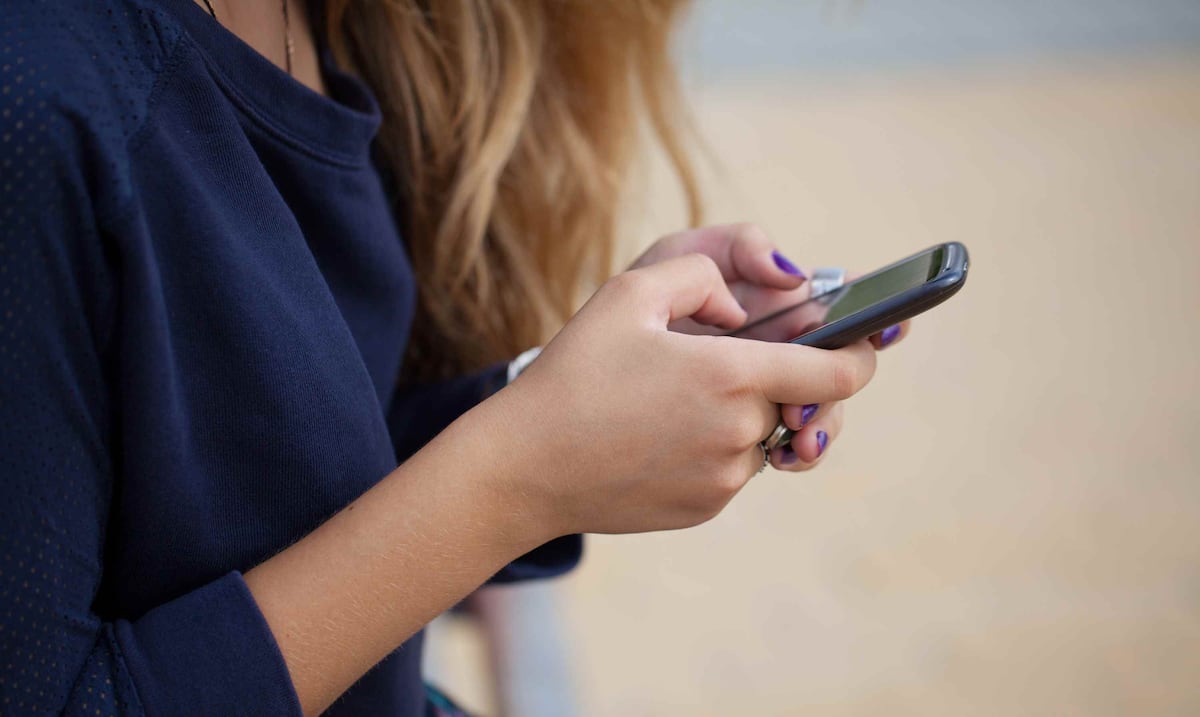 Chats masivos en WhatsApp motivan llamados a reforzar la supervisión digital de menores