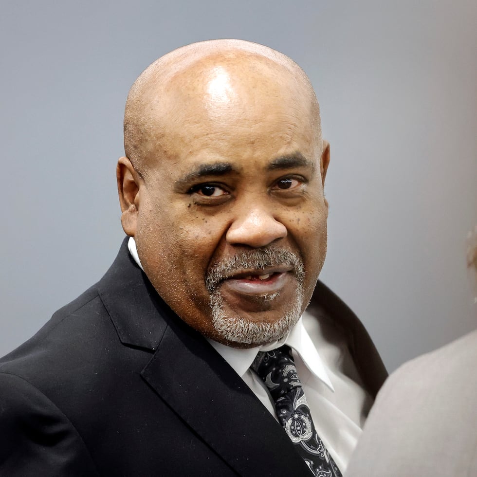 Anteriormente, Davis también le había dicho al FBI que su sobrino no estuvo involucrado en el tiroteo de 1996 contra Shakur, y especuló que Knight o Sean “Diddy” Combs estaban implicados.