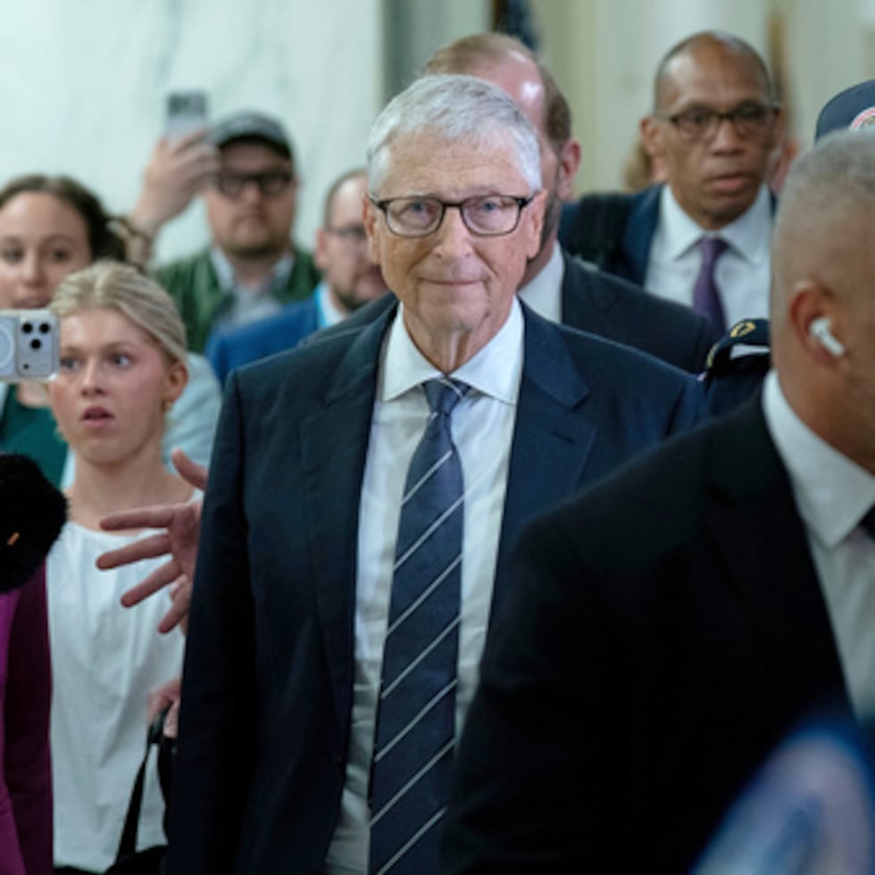 ARCHIVO - Bill Gates, cofundador de Microsoft, se marcha tras una entrevista a puerta cerrada con la Comisión de Supervisión de la Cámara de Representantes, que investiga al delincuente sexual condenado Jeffrey Epstein, en el Capitolio, el 10 de junio de 2026, en Washington. (Foto AP/José Luis Magana, archivo)