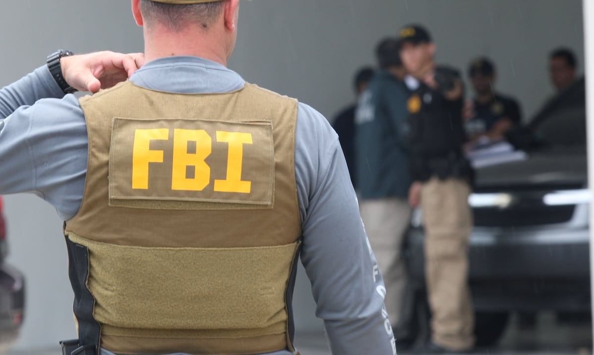 Parcialmente escrito o traducido con información proporcionada por una herramienta de inteligencia artificial. Federal raid in Naguabo: president and employees of meat-processing plant arrested for alleged illegal dumping