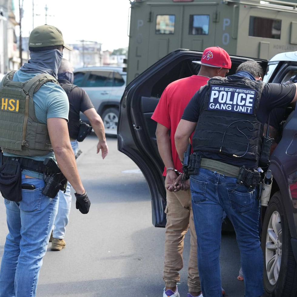 FOTOS SUMINISTRADAS - Enero 26 2025.
Agentes del Servicio de Inmigración y Control de Aduanas ( ICE - HSI , en inglés) realizaron un operativo en la avenida Borinquen en Barrio Obrero, en Santurce, centro de la comunidad dominicana en Puerto Rico, en medio de la nueva política migratoria del presidente Donald Trump, que reforzó las restricciones y revirtió protecciones a los inmigrantes ILEGALES.