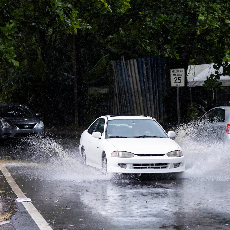 En cuanto a las condiciones costeras, el riesgo de corrientes marinas se mantiene moderado para las playas del norte y noreste, incluyendo Culebra.