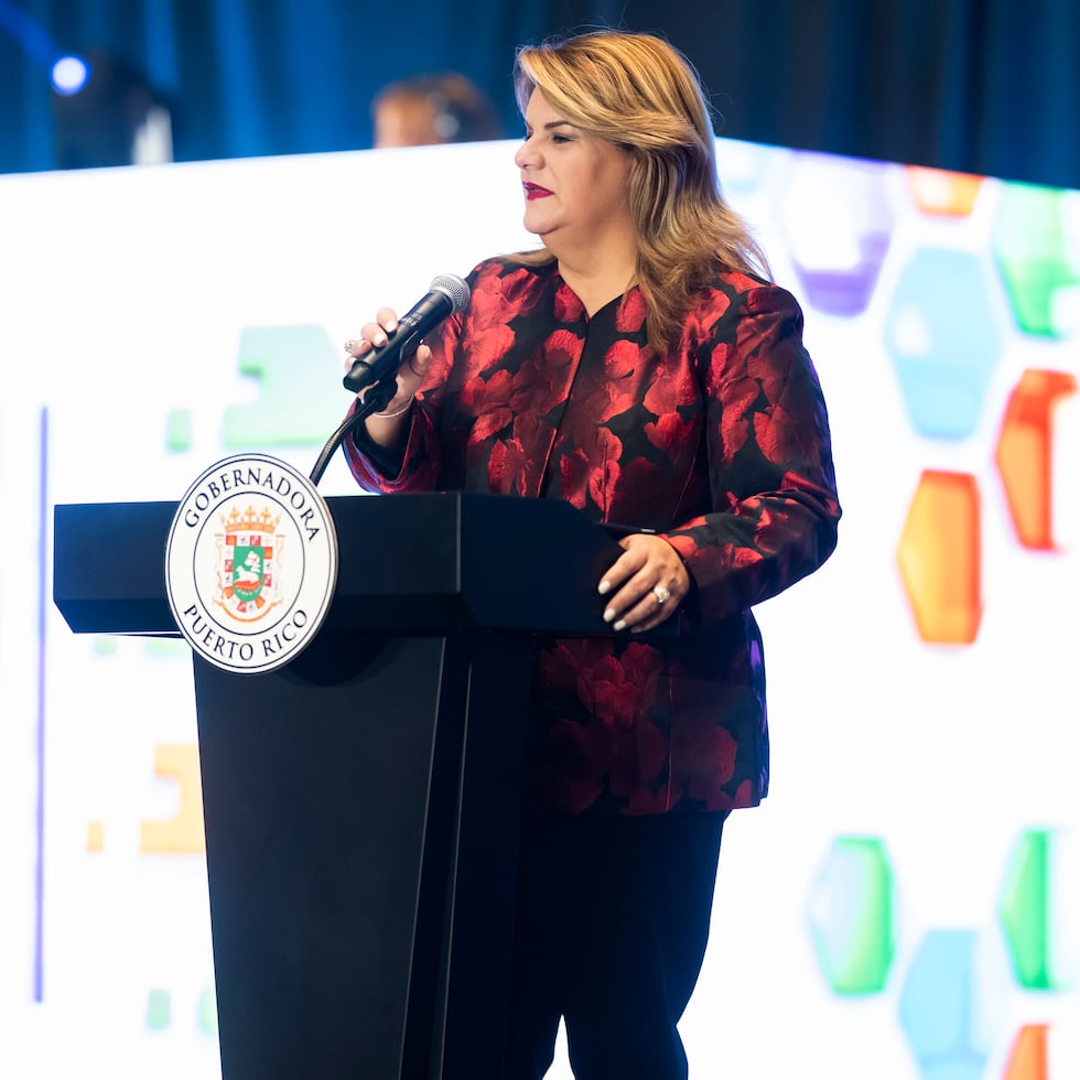 La gobernadora Jenniffer González durante su participación en la convención de la ExpoComPR Foundation, en la que ofreció un mensaje a los asistentes y le volvieron a cantar cumpleños.