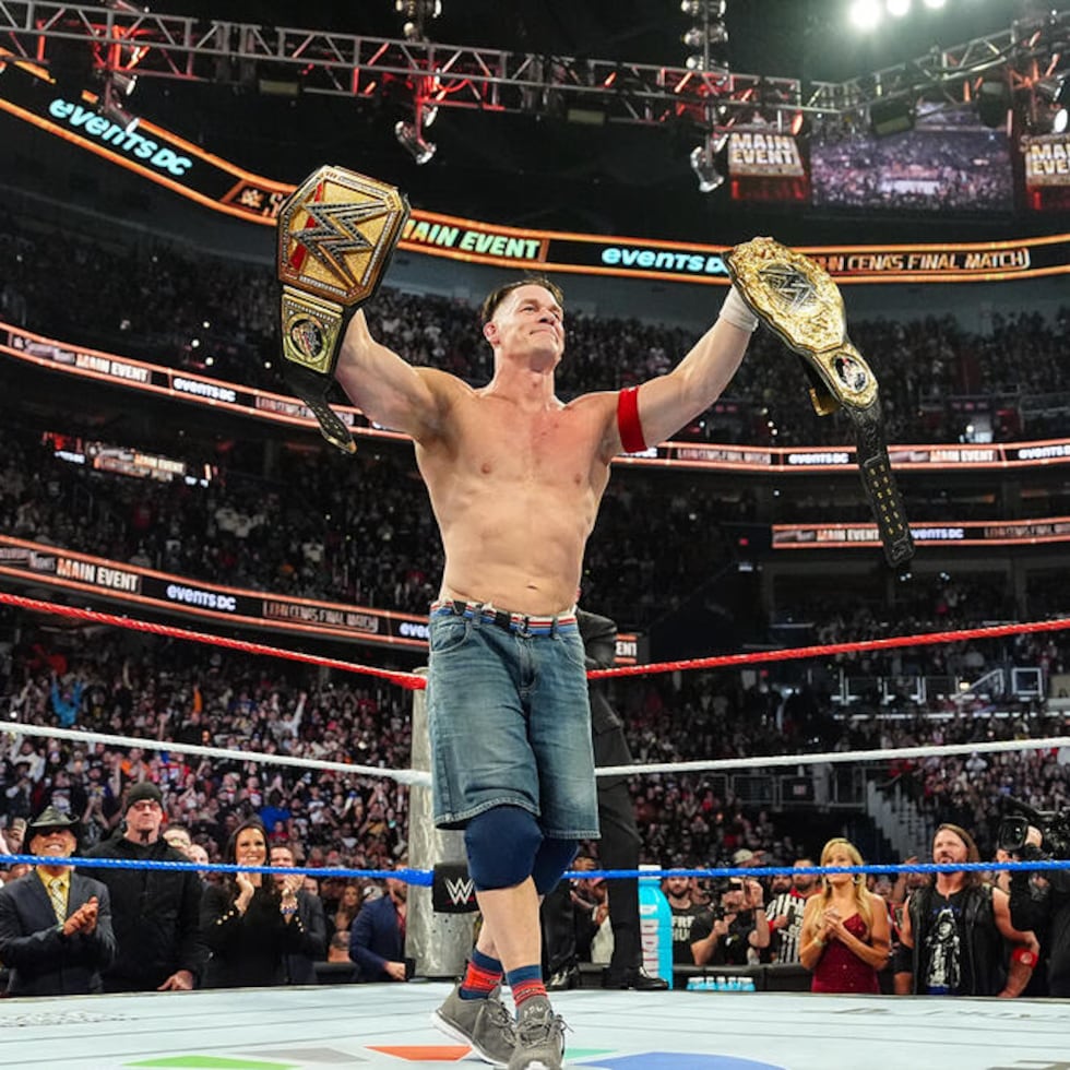 John Cena sostiene los títulos de Cody Rhodes y CM Punk durante su despedida.