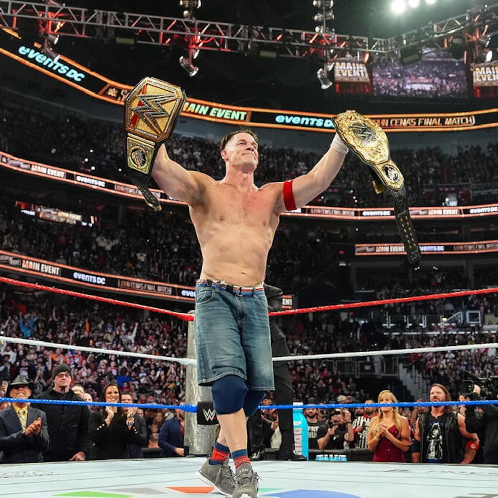 John Cena sostiene los títulos mundiales de Cody Rhodes y CM Punk.