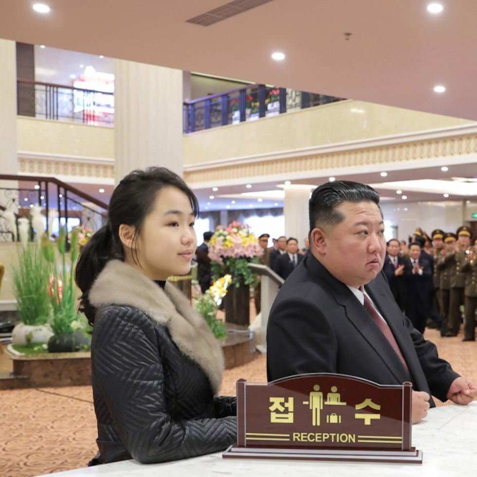 Fotografía cedida por la agencia estatal de noticias norcoreana KCNA que muestra al líder de Corea del Norte, Kim Jong-un (d) junto a su hija Kim Ju Ae este martes, en Samjiyon (Corea del Norte).