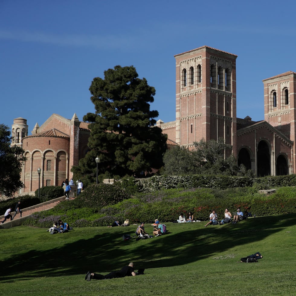 Según la querella, el gobierno de Trump ha hecho varias exigencias en su oferta de acuerdo propuesto a la UCLA, incluyendo dar acceso al gobierno a los datos de profesores, estudiantes y personal, liberar datos de admisiones y contrataciones, terminar con las becas de diversidad, prohibir las manifestaciones nocturnas en la propiedad de la universidad y cooperar con las autoridades de inmigración.