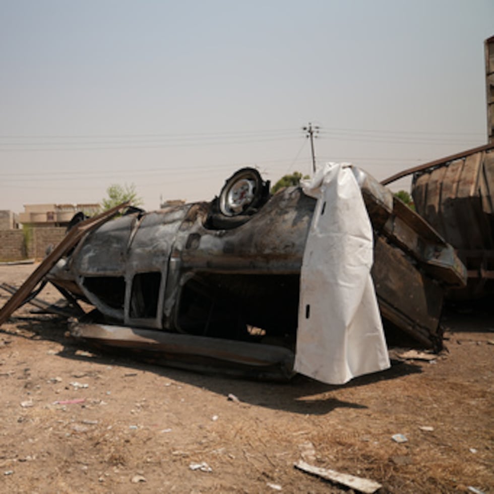 Un vehículo dañado en el lugar donde se produjo un ataque aéreo contra una base de las Fuerzas de Movilización Popular en Mosul, Irak, el miércoles 29 de julio de 2026.