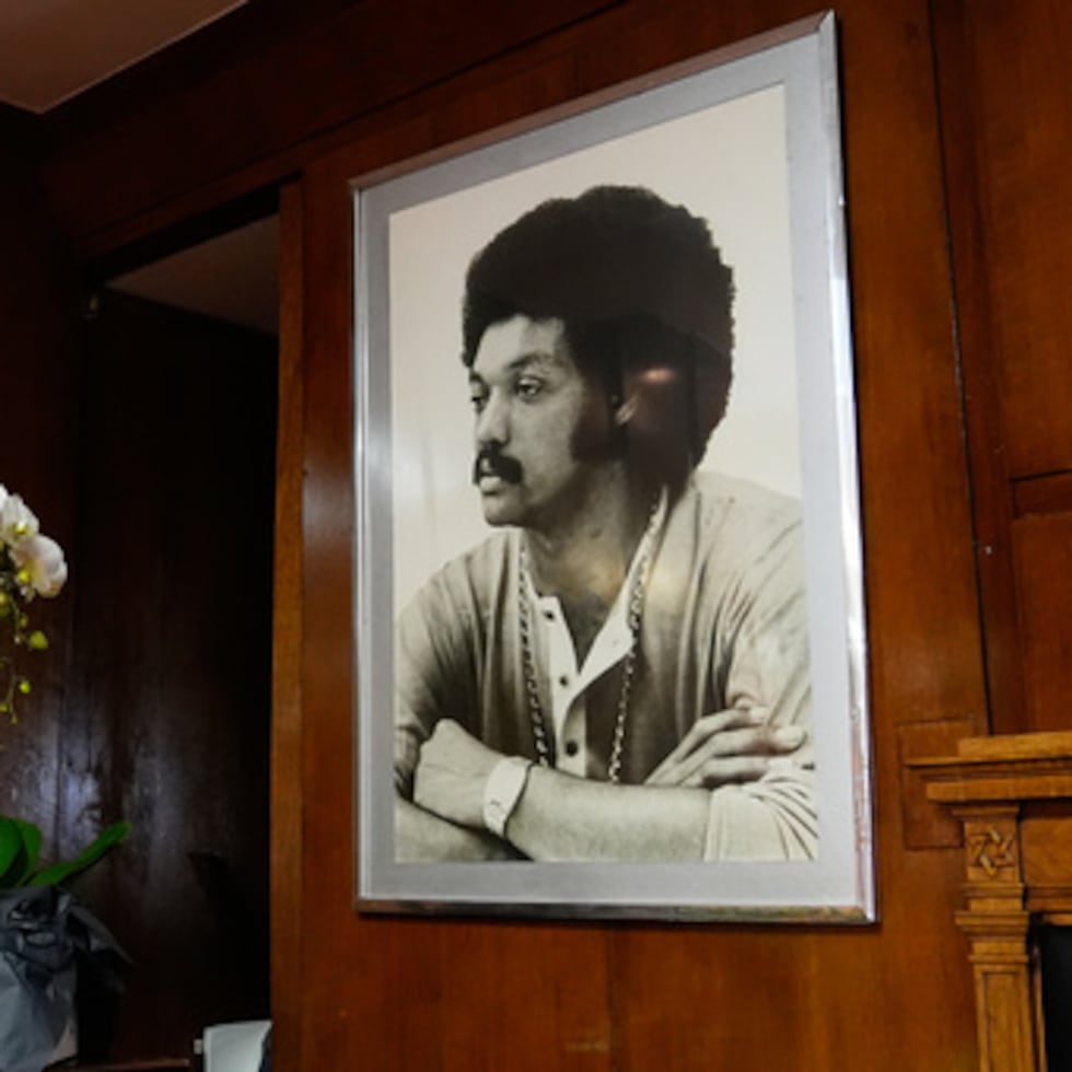 Orquídeas blancas se sientan en una mesa junto a una foto enmarcada del reverendo Jesse Jackson durante una visita pública para él en la sede de la Coalición Rainbow PUSH Viernes, 27 de febrero 2026, en Chicago. (AP Photo/Erin Hooley)