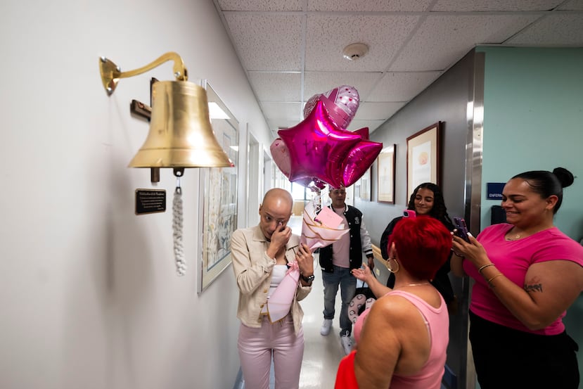 Entre lágrimas, la paciente Jorelis Porrata compartió con sus familiares la finalización del ciclo del Centro de Cáncer del Hospital Auxilio Mutuo.