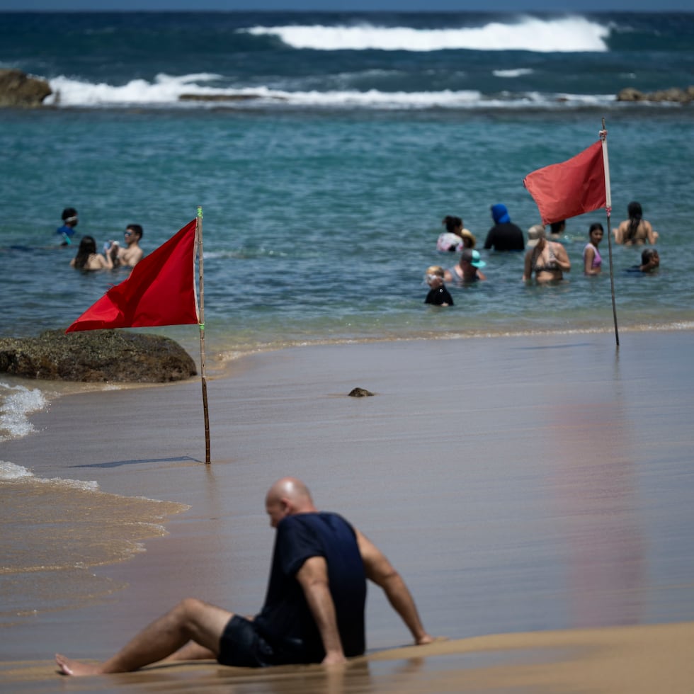 Persiste una advertencia de resacas fuertes, junto a un riesgo alto de corrientes marinas para las costas norte, noreste y noroeste de la isla, así como para las islas municipio.