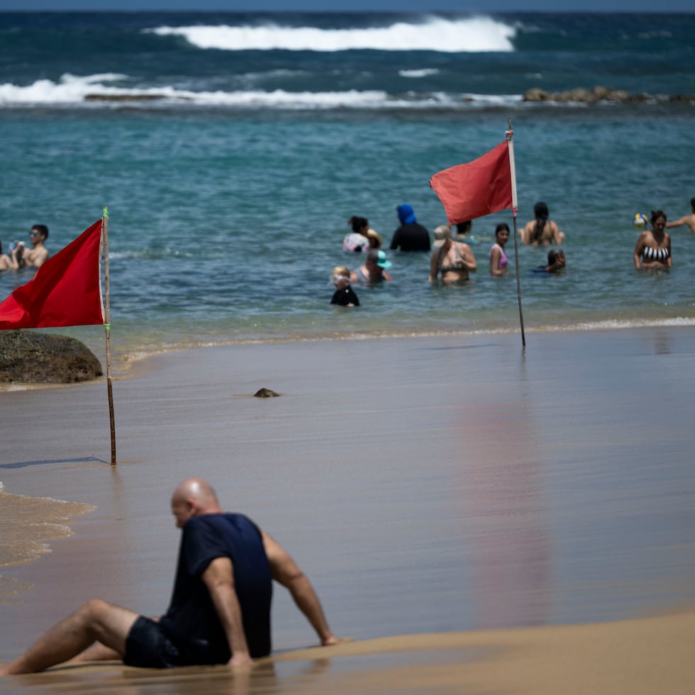 The meteorologist reported that a Small Craft Advisory remains in effect for Atlantic waters, the Mona Passage, the Anegada Passage, and the waters near northeastern Puerto Rico, including Vieques and Culebra.
