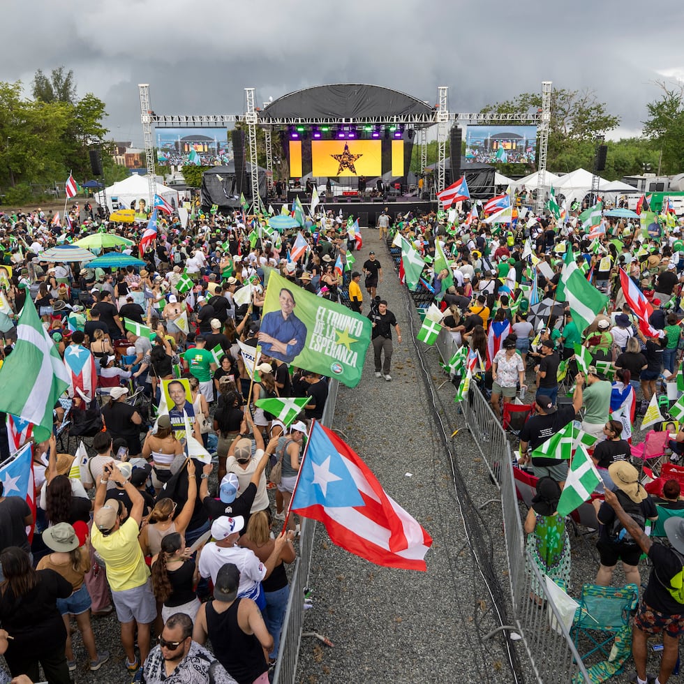 Vista parcial de la multitud congregada en el cierre de campaña 2024 de la Alianza de País entre el Movimiento Victoria Ciudadana (MVC) y el Partido Independentista Puertorriqueño (PIP).