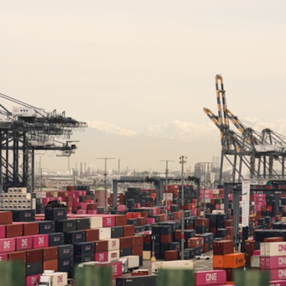 ARCHIVO - Contenedores apilados en el Puerto de Los Ángeles el viernes 20 de febrero de 2026, en Los Ángeles. (AP Photo/Damian Dovarganes,Archivo)
