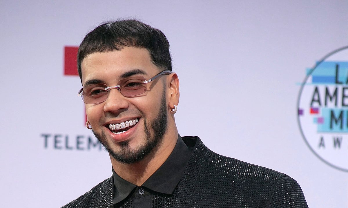 Anuel AA niega ser dueño de almacén con premios y medicamentos que circula en redes