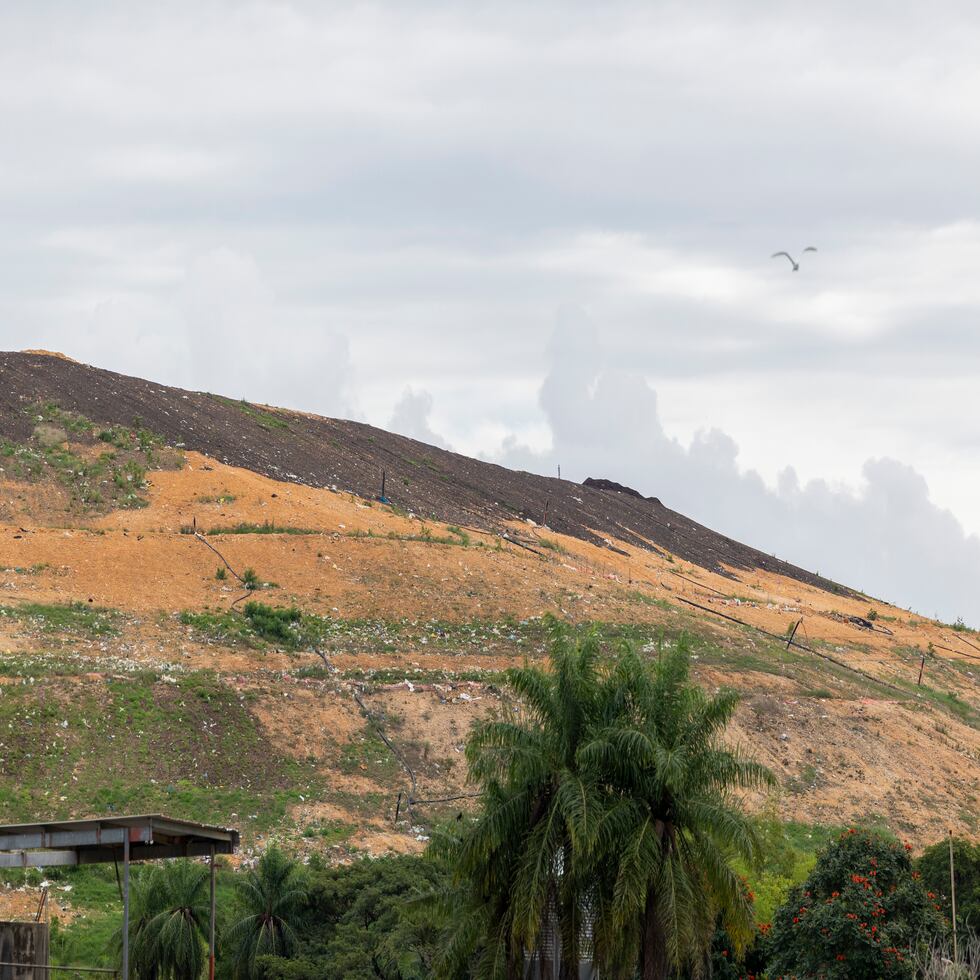 “Estamos cansados y vigilantes”: dudas ante la promesa de un cierre definitivo del vertedero de Arecibo en 2027