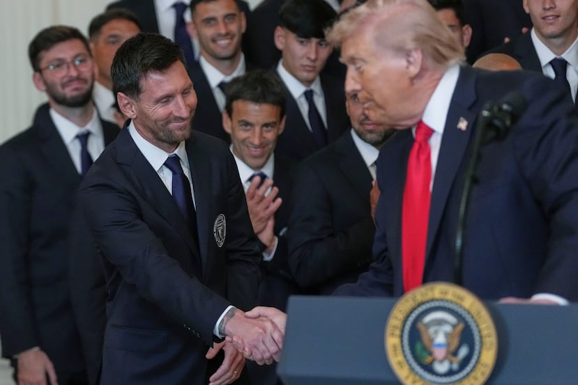 El presidente estadounidense Donald Trump estrecha la mano del futbolista argentino Lionel Messi en la Casa Blanca, el jueves 5 de marzo de 2026. (AP Foto/Julia Demaree Nikhinson)