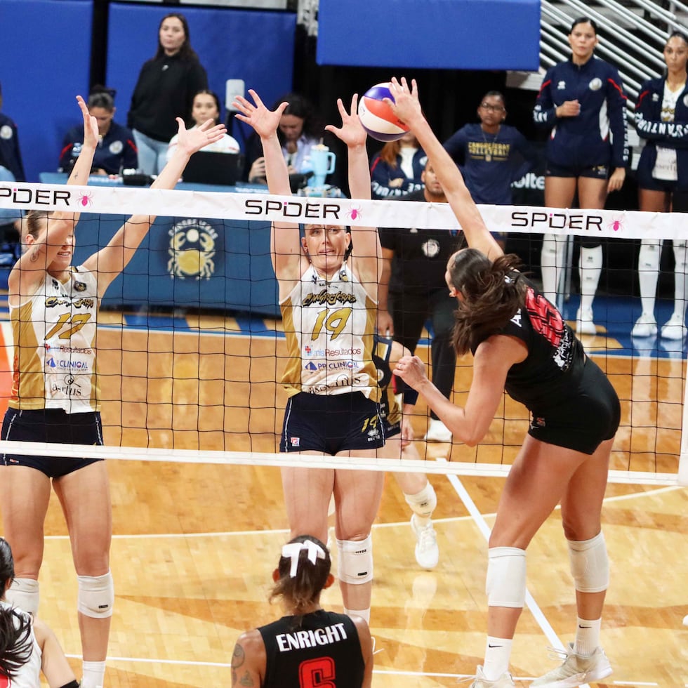 Bloqueo de Santurce sobre Abby Akey, de las Leonas de Ponce.