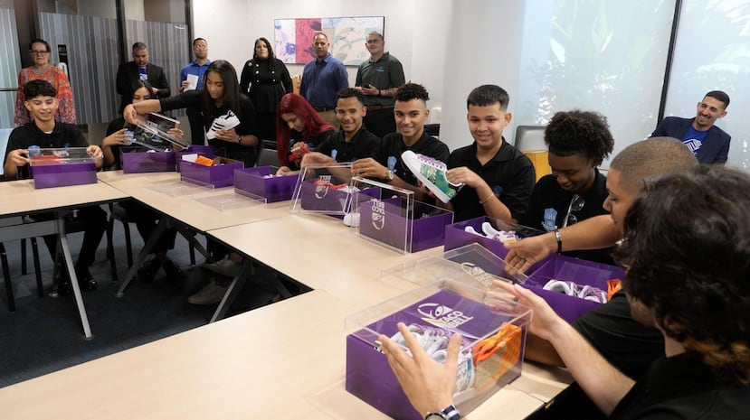 Entrega de tenis personalizados por la artista Claudia Alvarado para los jóvenes de Boys & Girls Club Puerto Rico.