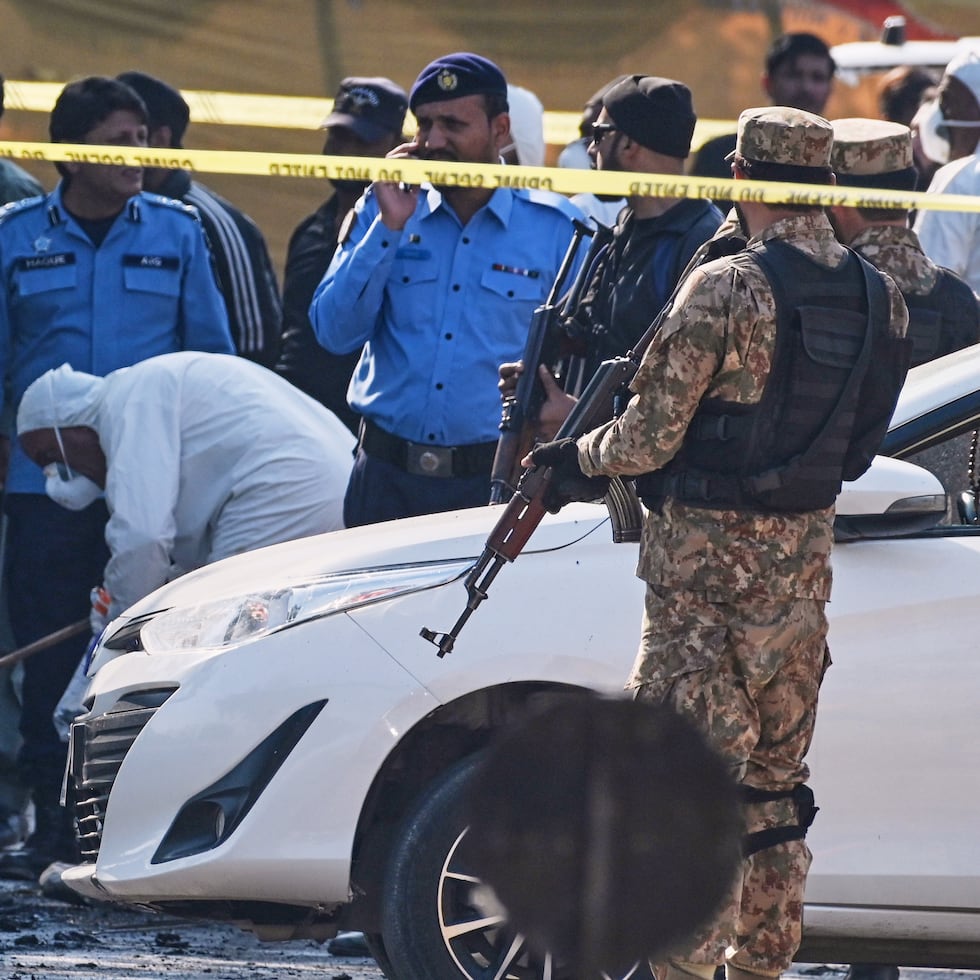 El atacante intentó “entrar en el recinto del tribunal, pero, al no lograrlo, apuntó a un vehículo policial”, dijo a los periodistas el ministro del Interior, Mohsin Naqvi. Informes anteriores de los medios estatales paquistaníes y dos funcionarios de seguridad dijeron que una bomba en un auto había causado la explosión.