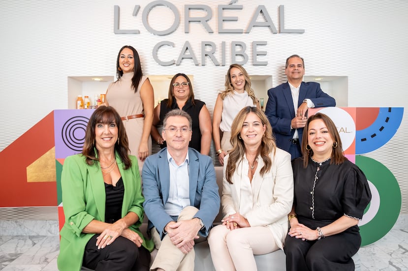 De izquierda a derecha, atrás: Rosa Vargas, gerente sénior de Asuntos Corporativos y Engagement; Iniabelle Cruz, directora de la División de Productos Profesionales; Liana Camacho, vicepresidenta asistente de la División de Consumo y L'Oréal For The Future; Kenneth Rosario, vicepresidente asistente de Finanzas y Administración. Sentados, de izquierda a derecha, Michelle Kirschner, directora de L'Oréal Lujo, Gilles Delaunay, gerente general; Verónica Figueroa, directora de Supply Chain; y Carmen Pruna, directora de L'Oréal Belleza Dermatológica. Ausentes: Arlene Marrero, directora de Recursos Humanos; y Mabel Martínez, directora de Desarrollo de Categorías.