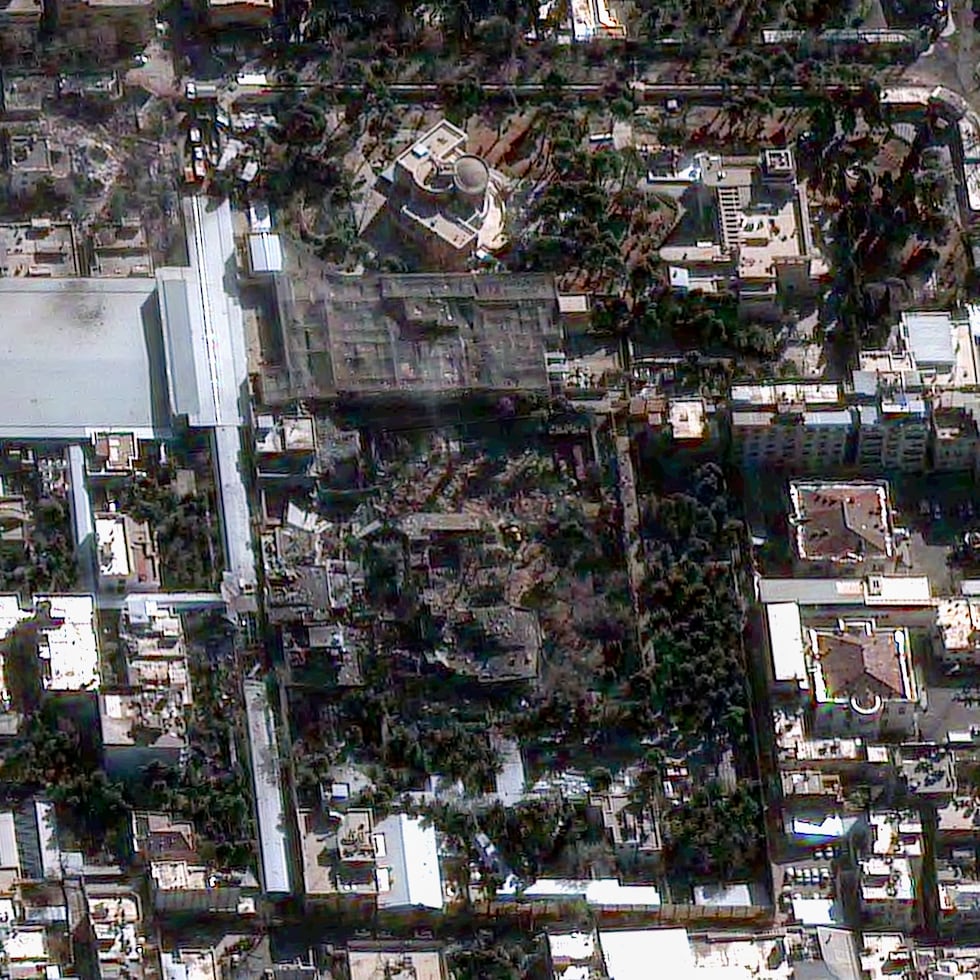 En esta imagen satelital proporcionada por Vantor, se ven edificios dañados en la residencia oficial del ayatolá Alí Jameneí.