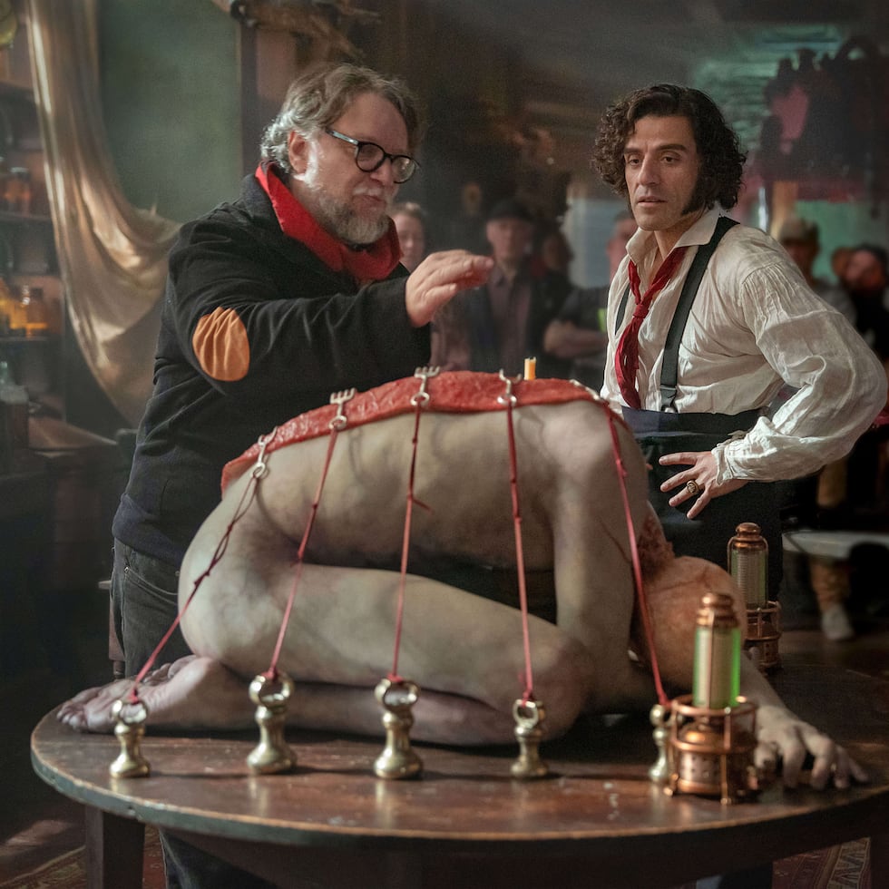 Guillermo del Toro, a la izquierda, y a Oscar Isaac en el set de "Frankenstein". (Ken Woroner/Netflix via AP)