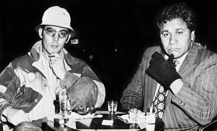 Retrato fotográfico de Hunter S. Thompson y Oscar Zeta Acosta en el Baccarat Lounge del Caesars Palace en Las Vegas, Nevada.