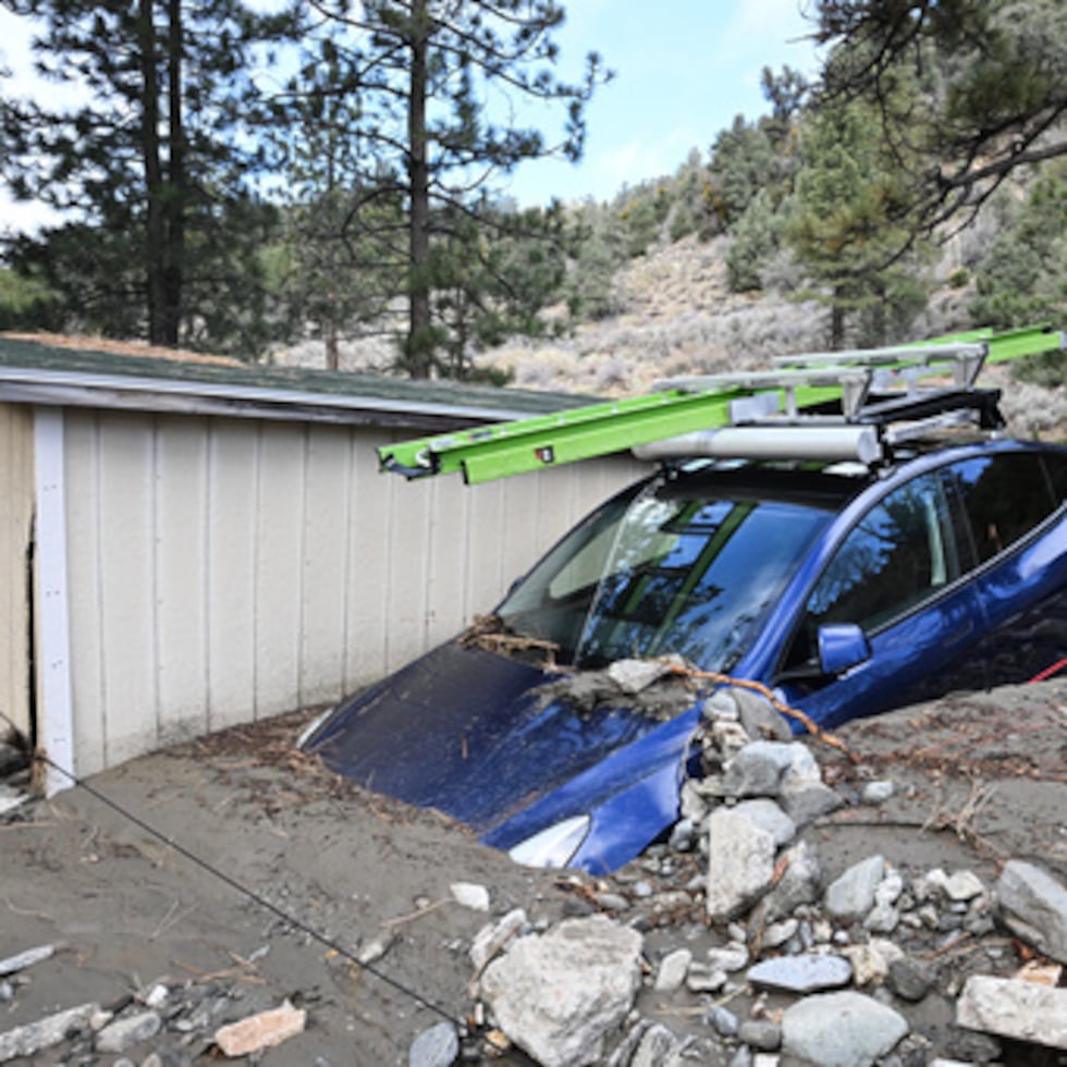 En Wrightwood, un pueblo montañoso de 5.000 residentes a unas 80 millas al noreste de Los Ángeles, las carreteras se convirtieron en ríos cuando las torrenciales lluvias cayeron el miércoles, dijeron los pobladores.