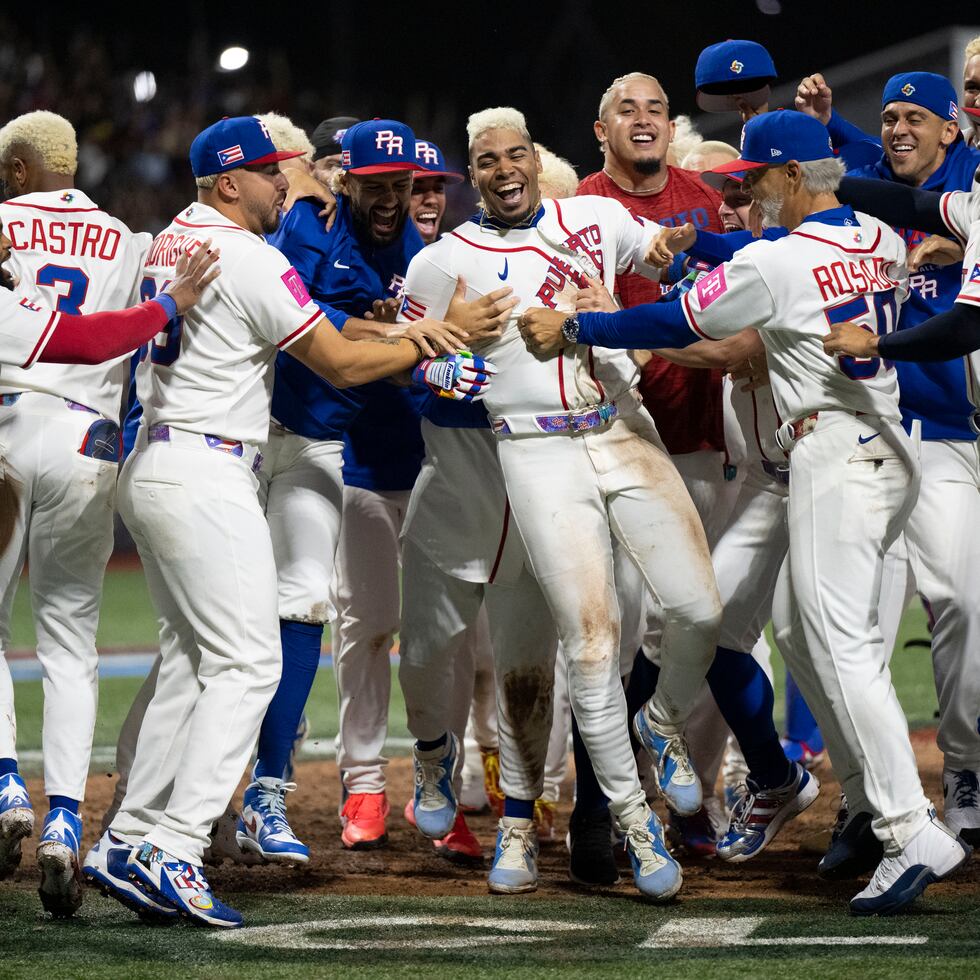 Darell Hernaiz festeja con sus compañeros de equipo a su llegada al plato, tras darle la victoria 4-3 a los boricuas en 10 entradas ante Panamá.