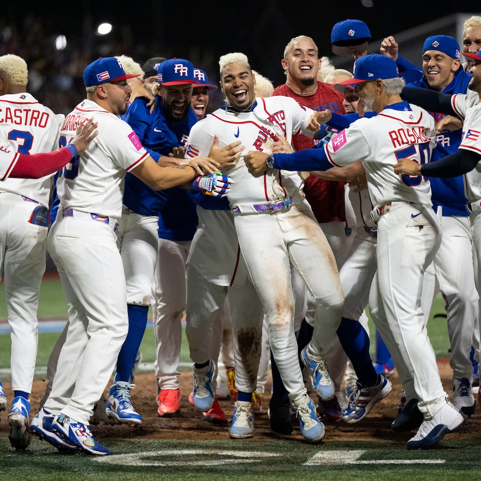 Darell Hernaiz festeja con sus compañeros de equipo a su llegada al plato, tras darle la victoria 4-3 a los boricuas en 10 entradas ante Panamá.