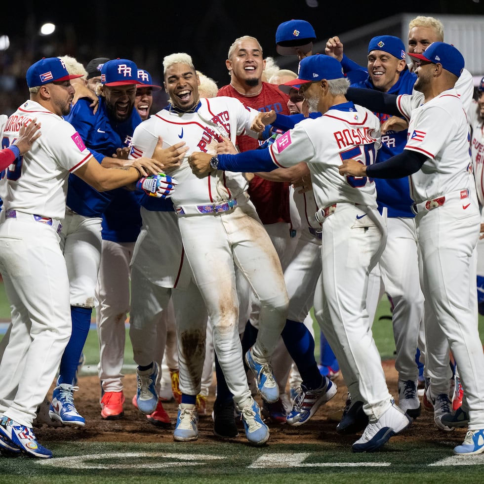 Darell Hernaiz festeja con sus compañeros de equipo a su llegada al plato, tras darle la victoria 4-3 a los boricuas en 10 entradas ante Panamá.