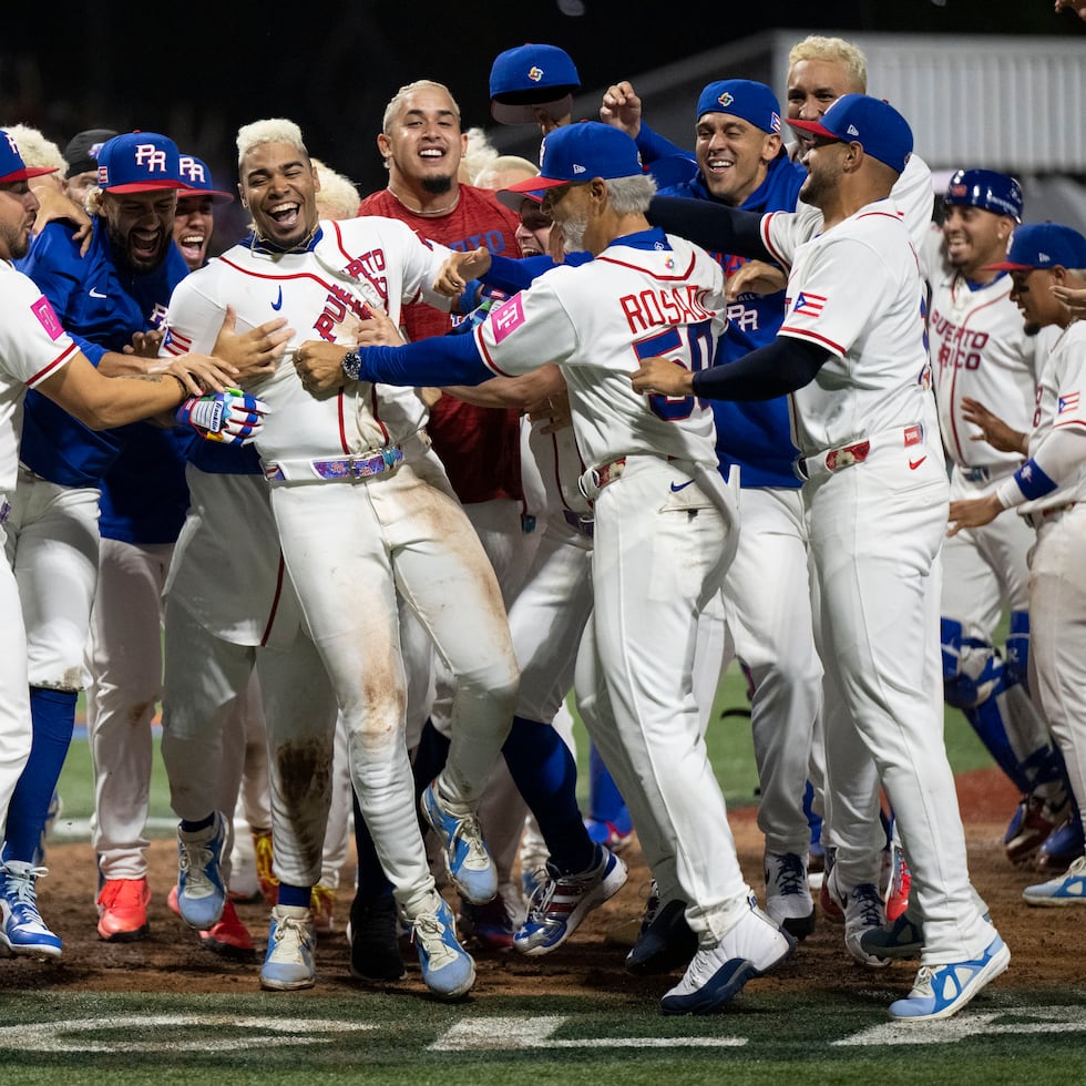 Darell Hernáiz festeja con sus compañeros de equipo a su llegada al plato, tras darle la victoria 4-3 a los boricuas en 10 entradas con un solitario jonrón ante Panamá.