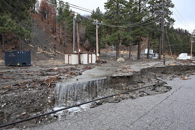 Se observan daños por inundaciones en Mountain High Resort, el jueves 25 de diciembre de 2025, en Wrightwood, California (Foto AP/William Liang).
