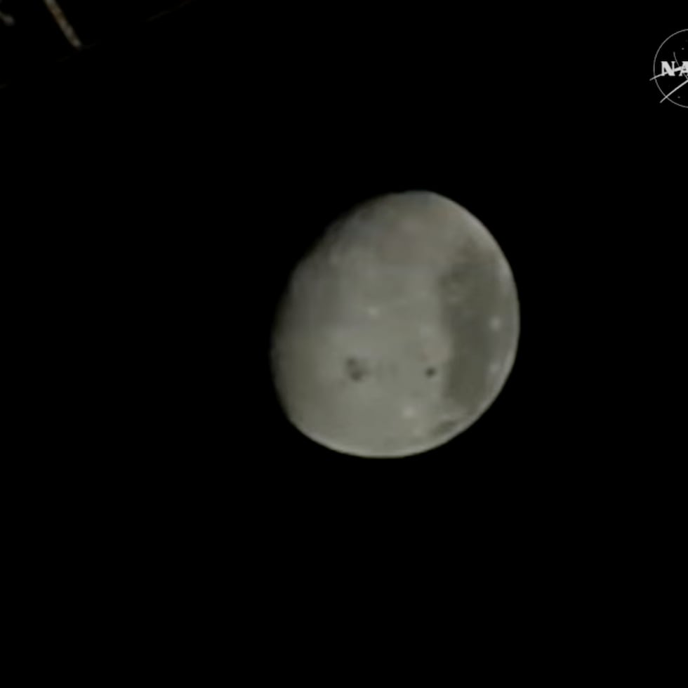 La nave tripulada Orión de Artemis II de la NASA recuperó este lunes el contacto con la Tierra después de pasar unos 40 minutos en absoluto silencio mientras sobrevolaba la cara oculta de la Luna, una interrupción habitual en este tipo de misiones.