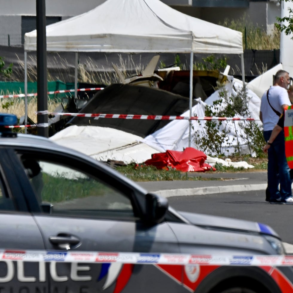 Las fuerzas de seguridad y los servicios de emergencia trabajan en el lugar del accidente aéreo ocurrido en Tomblaine, cerca de Nancy, en el noreste de Francia.
